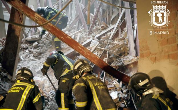 Los bomberos no hallan al obrero extremeño y su compañero en la zona marcada por los perros