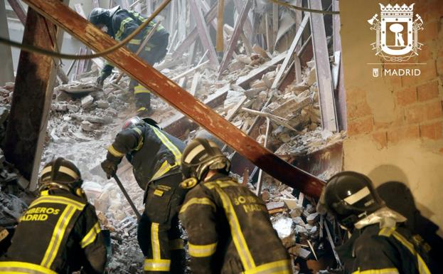 Se cumplen 24 horas del derrumbe en Madrid sin hallar al obrero extremeño y su compañero