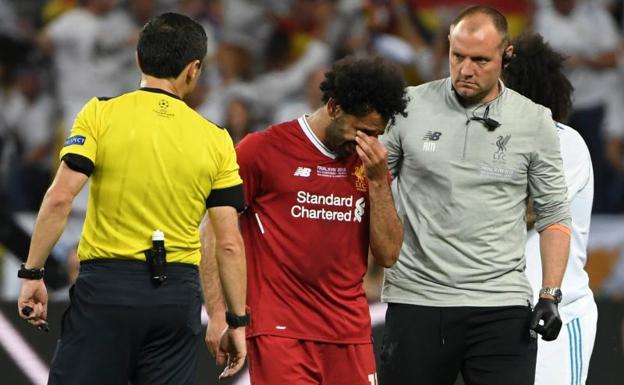 Salah, sustituido tras dañarse el hombro izquierdo