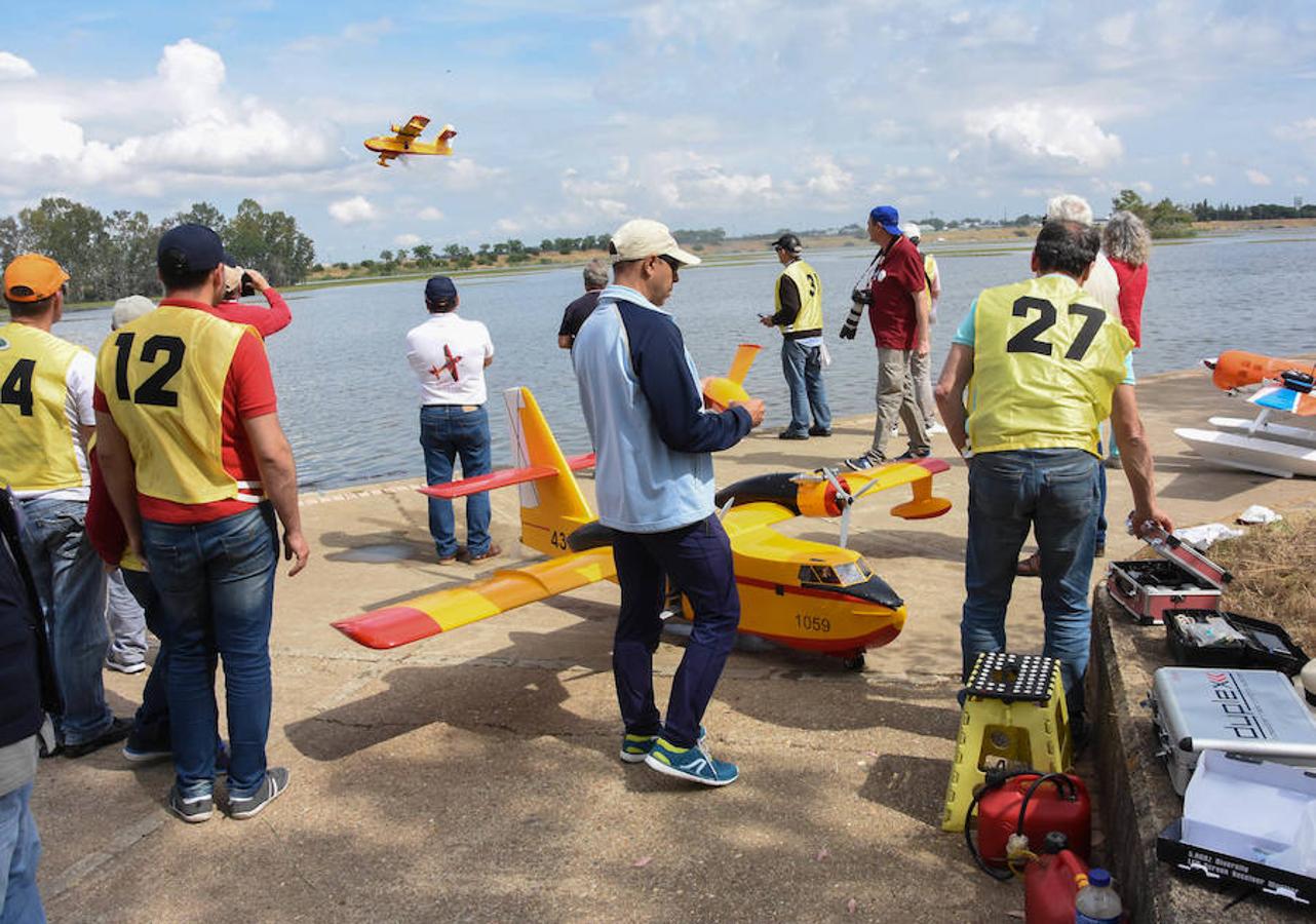 La exhibición de hidroaviones con público en el azud de la Granadilla de Badajoz