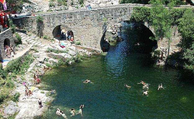 Europa suspende la calidad del agua en cinco zonas de baño de Extremadura