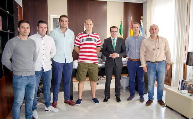 El alcalde de Villanueva recibe a los soldados que han estado en Líbano