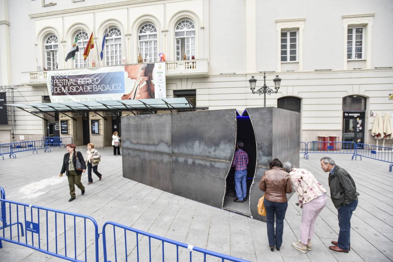 El teatro López de Ayala se llena de artistas y música para recordar su reapertura
