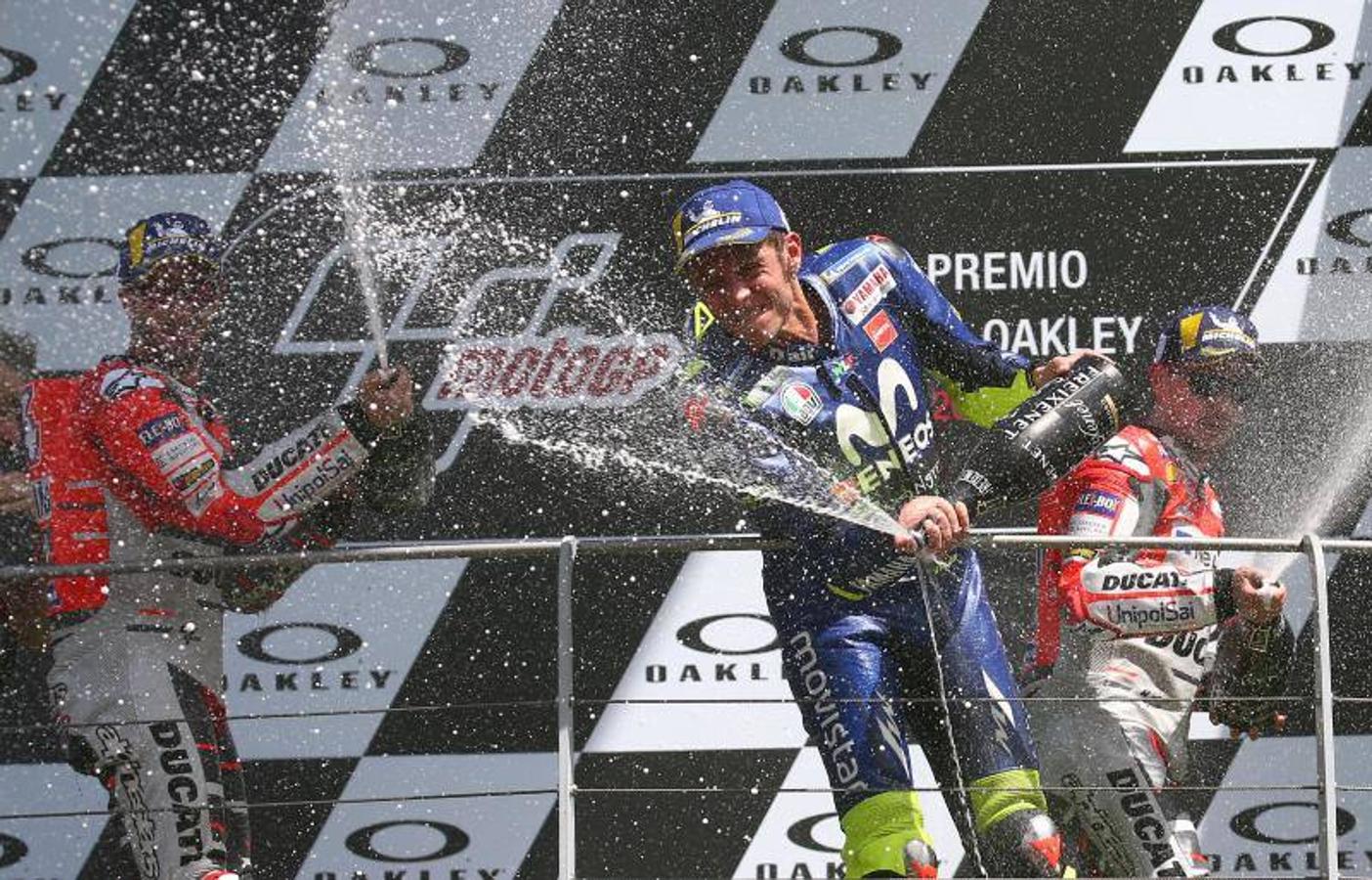 Lorenzo da un homenaje a Ducati en territorio Rossi
