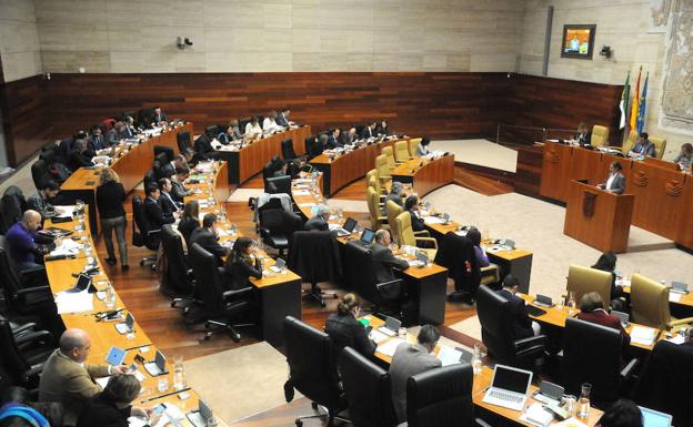 PSOE, PP y Podemos exigen investigar la presunta filtración en la EBAU de Extremadura y que se asuma «responsabilidades»