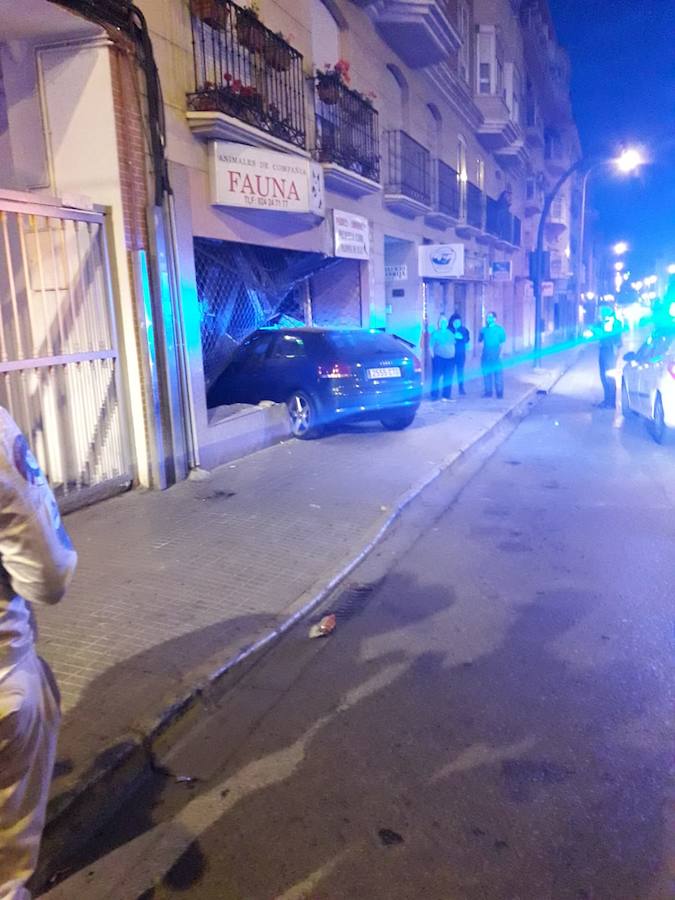 Un coche se empotra contra una tienda de animales en San Roque