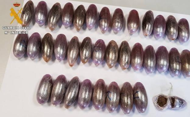 Huyen de la Guardia Civil en la A-5 y tiran por la ventanilla 35 bellotas de hachís