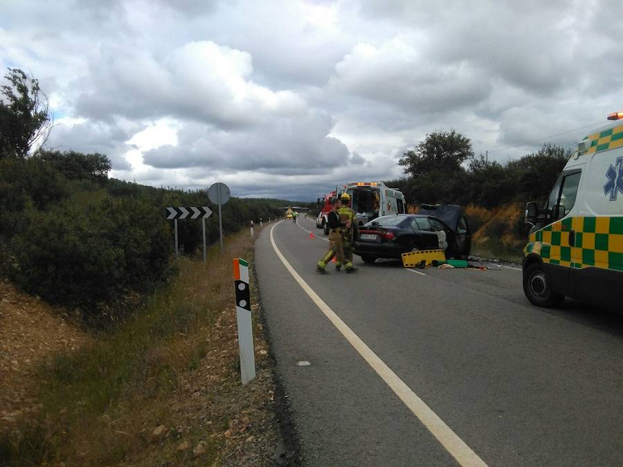 Tres heridos en una colisión frontal en Deleitosa