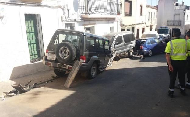 Dos heridos, uno de ellos grave, tras chocar con el coche contra un bolardo y una fachada en Aliseda