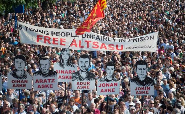 Miles de personas protestan en Pamplona contra la sentencia impuesta a los ocho jóvenes por la agresión de Alsasua