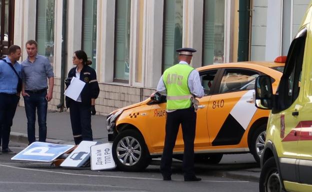 Un taxi arrolla a varios aficionados en Moscú