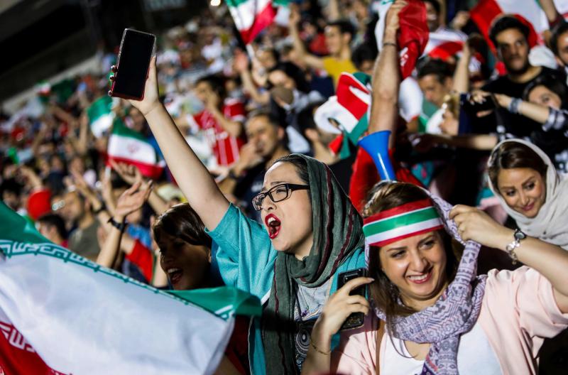 Mujeres y hombres, juntos por primera vez en el estadio Azadí de Teherán