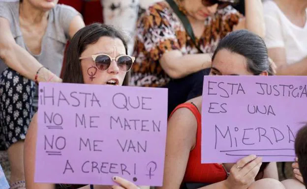 Cientos de personas claman en Extremadura contra la puesta en libertad de 'La Manada'