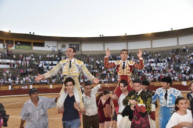 Enrique Ponce y Ginés Marín maquillan con su triunfo una nueva mansurrada de Zalduendo