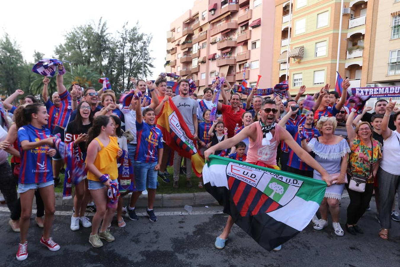 La afición celebra el ascenso del Extremadura en Almendralejo y en Cartagena