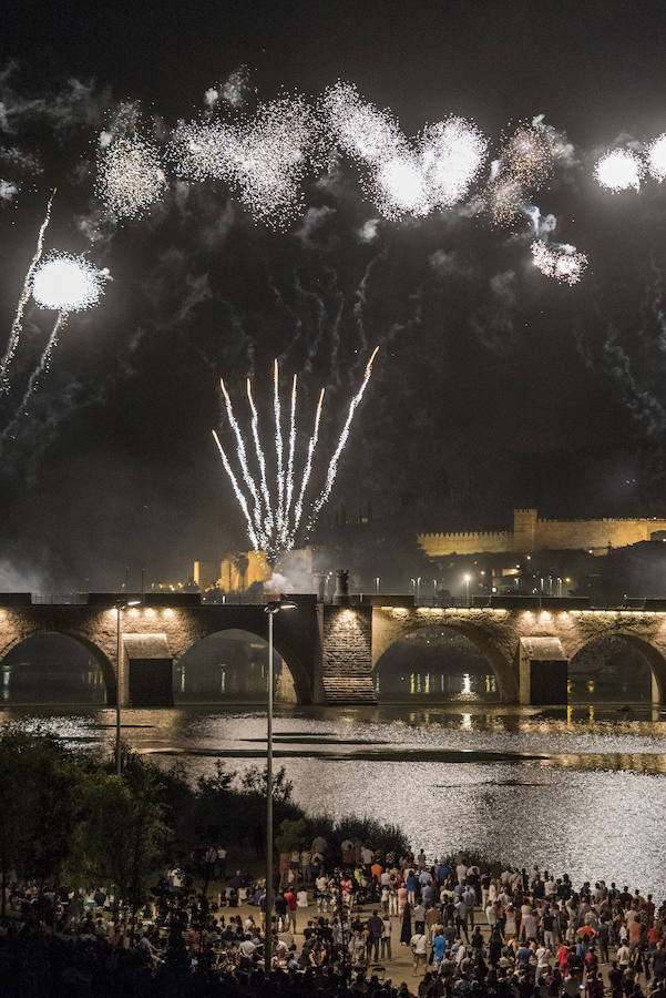 Las mejores imágenes de los fuegos artificiales de la Feria de Badajoz