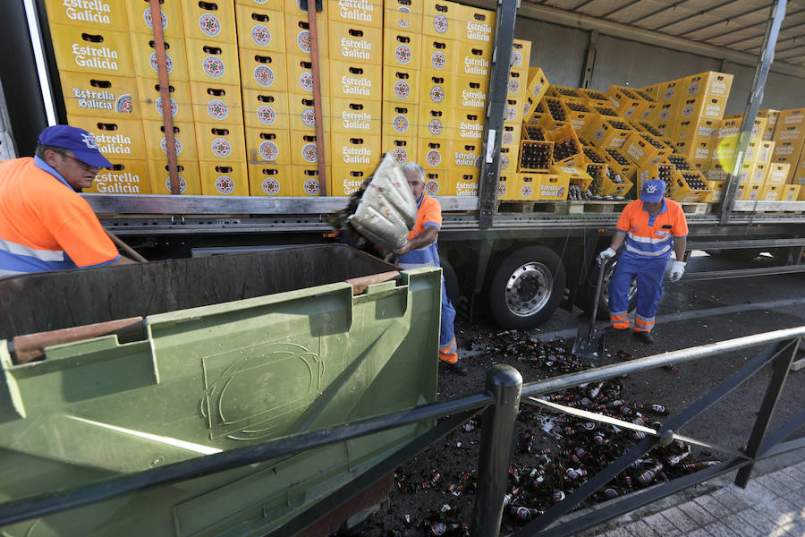 Cervezas por el suelo en la Ronda Norte de Cáceres