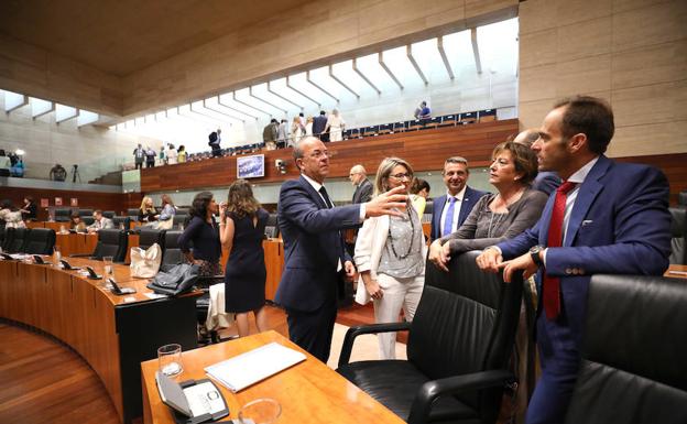 La oposición critica la avalancha de leyes que propone Vara