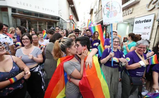 El colectivo LGTBI se manifiesta en Mérida en el Día del Orgullo