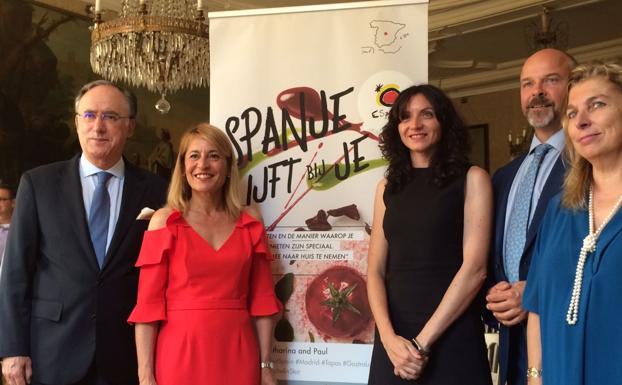 La alcaldesa de Cáceres difunde en La Haya las bondades de las Ciudades Patrimonio