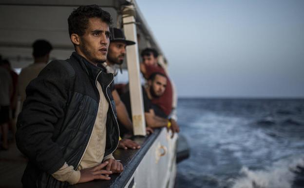 Italia regala doce patrulleras a Libia para combatir la inmigración