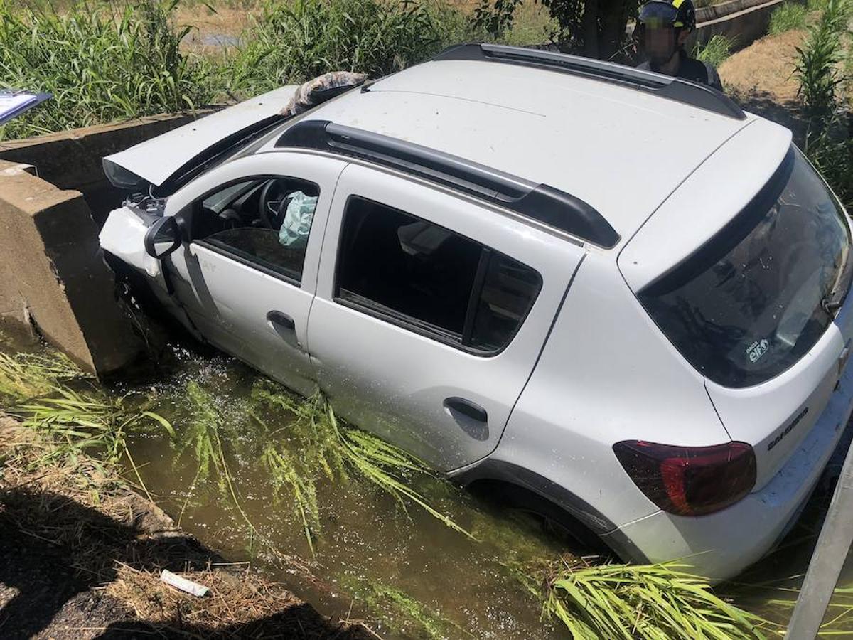 Estado en el que ha quedado el coche que chocó contra una acequia en Montijo