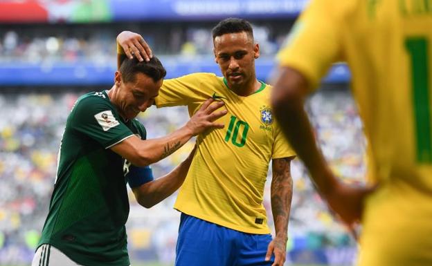 Guardado se acuerda de Neymar tras la eliminación de Brasil