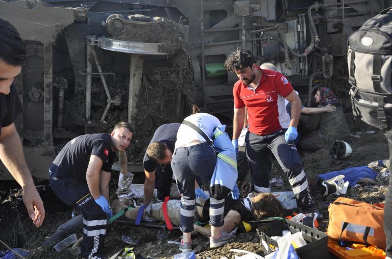 Las impactantes imágenes del descarrilamiento de un tren en Turquía