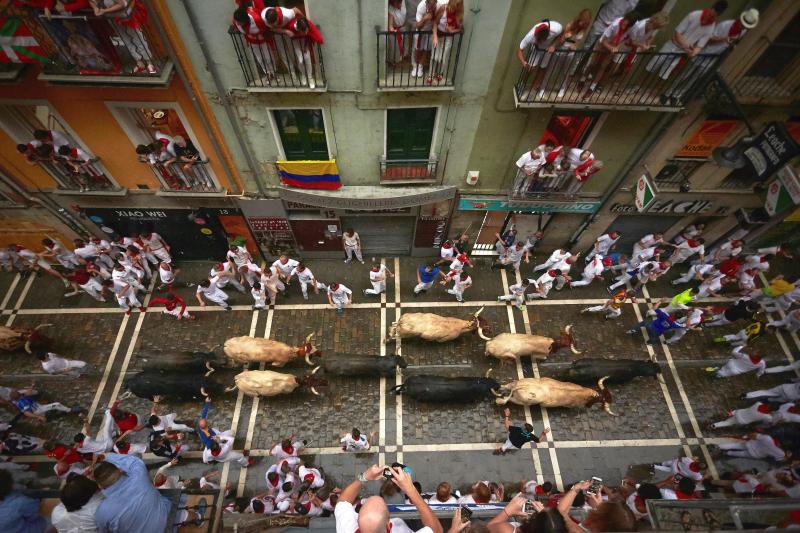 La lluvia protagoniza el encierro de los toros de José Escolar