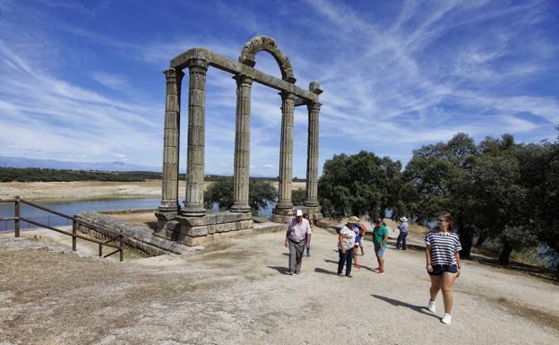 Vendiendo botijos en un pueblo fantasma de Cáceres