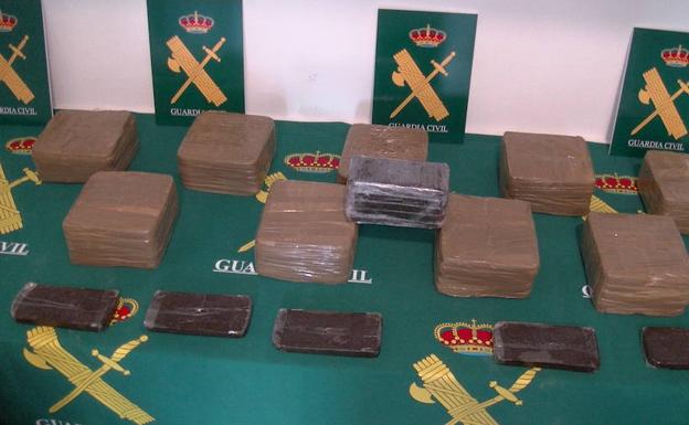 Detienen a un hombre que llevaba diez kilos de hachís cuando circulaba por la autovía Ruta de la Plata