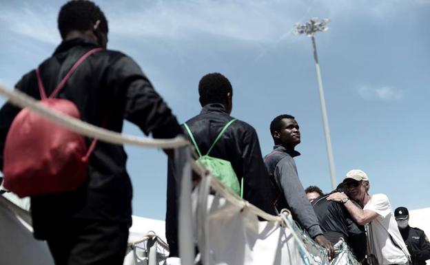 Seis migrantes del Aquarius están viviendo en un piso de acogida en Mérida