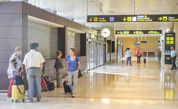 El primer vuelo entre Mallorca y Badajoz despega con casi cuatro horas de retraso