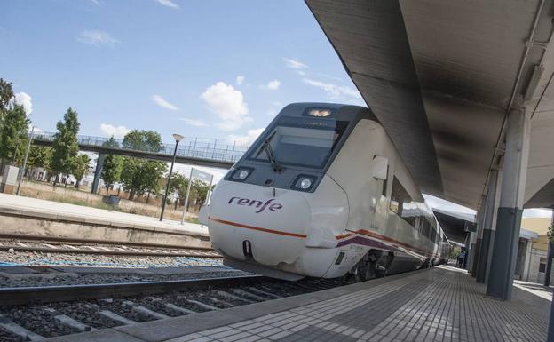 Un cruce con otro tren y una avería en el convoy demoran la llegada del exprés Mérida-Madrid 25 minutos