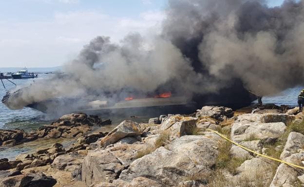 El incendio de un catamarán en Pontevedra deja 38 heridos, cinco graves