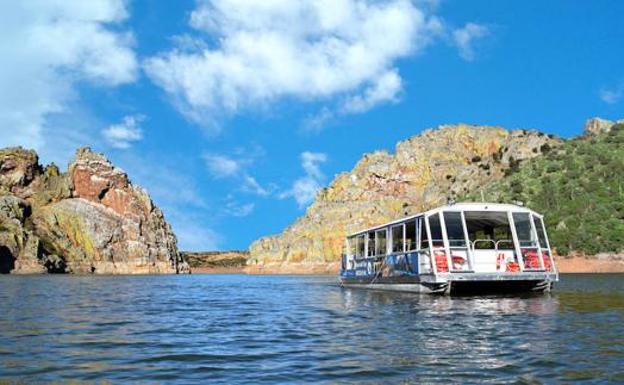Un barco turístico navegará desde el 2 de agosto por la Reserva de la Biosfera de Monfragüe