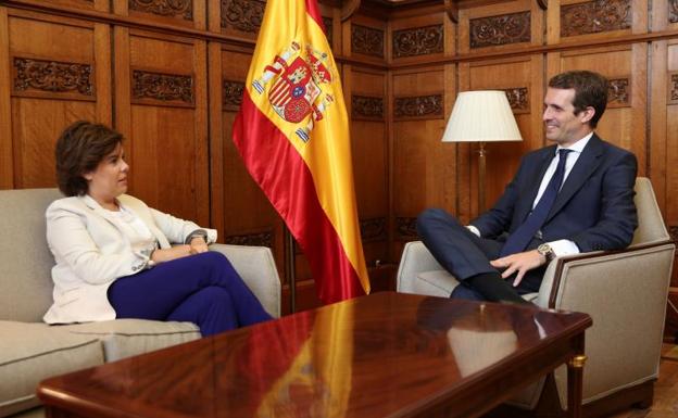 Casado y Sáenz de Santamaría rompen la negociación para formar una dirección de unidad