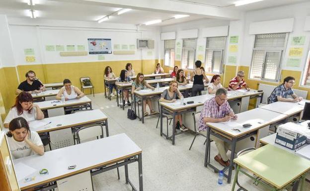 La Junta valora como positivas las oposiciones en Secundaria y el PP cree que han sido un desastre