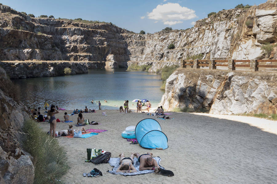 Imágenes de la piscina natural La Cantera, en Alcántara
