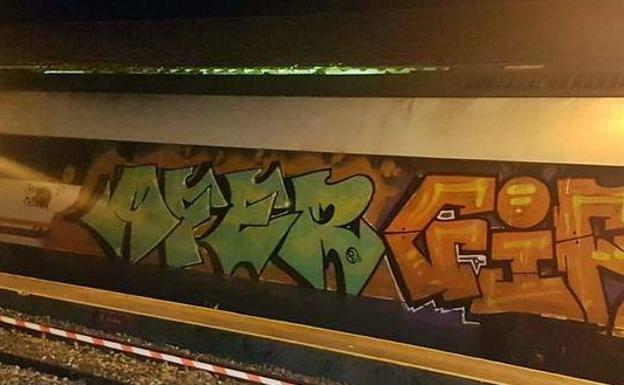 Dos jóvenes detenidos por pintar grafitis en un tren de Cabeza del Buey