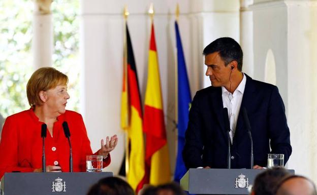 Sánchez y Merkel escenifican su sintonía con un frente común en inmigración