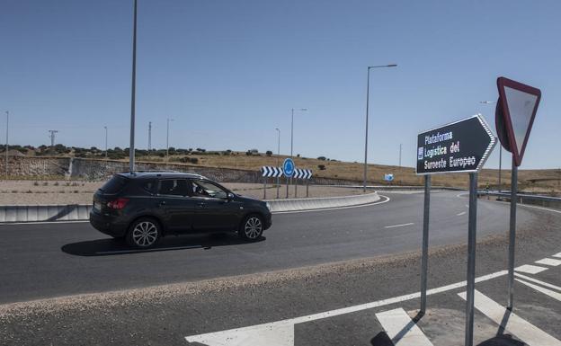 La Plataforma Logística de Badajoz ya está conectada a la carretera de Campomayor