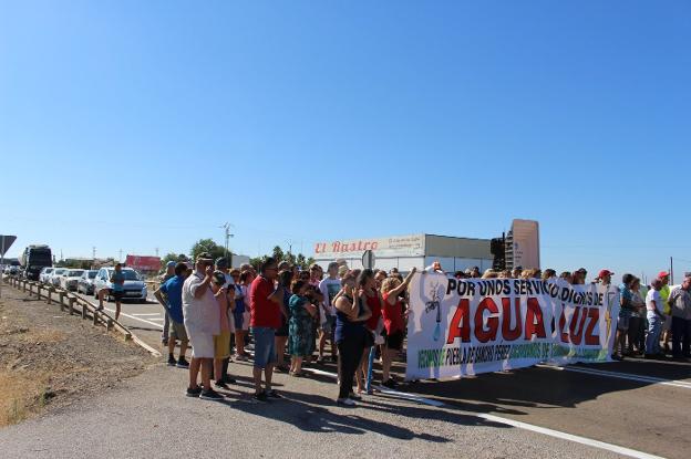 Puebla de Sancho Pérez protesta por los cortes que le dejan sin agua