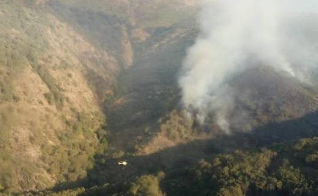 Controlado el incendio forestal que ha afectado al entorno natural de Garganta la Olla