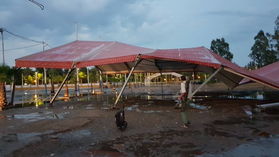 Una tormenta afecta a una carpa del recinto ferial de Mérida
