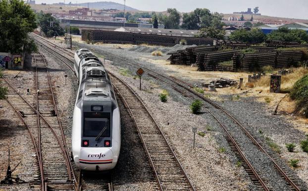 El tren Cáceres-Madrid llega con 49 minutos de retraso por fallar el cambio de vía