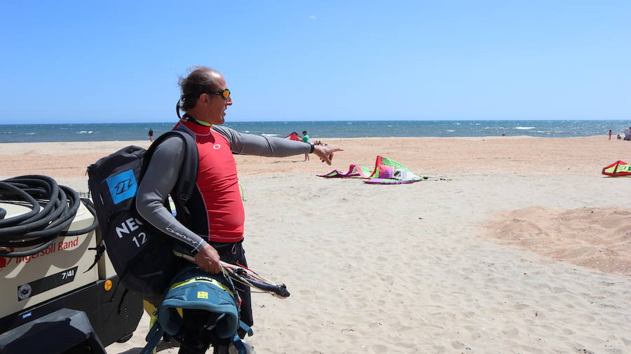 'Tú al pueblo, yo a la playa': La Antilla, primer verano tras el temporal