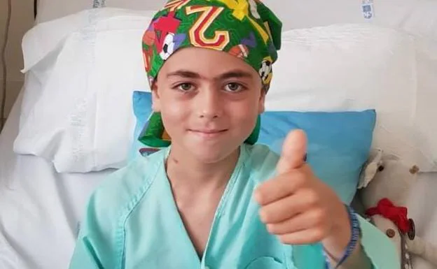 Adrián, el niño con aplasia medular, recibe un trasplante de su padre
