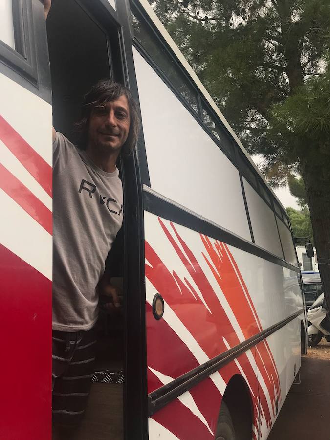 'TÚ AL PUEBLO, YO A LA PLAYA' | Un fanático que el viento se llevó a Tarifa