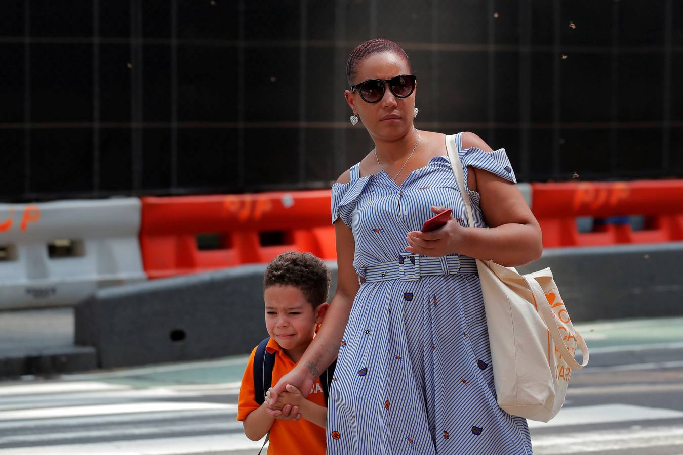 Un enjambre de abejas aterriza en Times Square en Nueva York